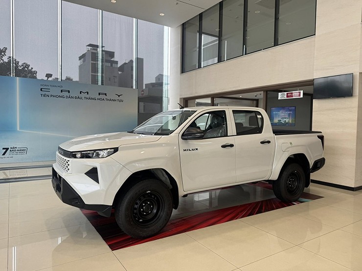 Ảnh thực tế Toyota Hilux 2026 tại đại lý