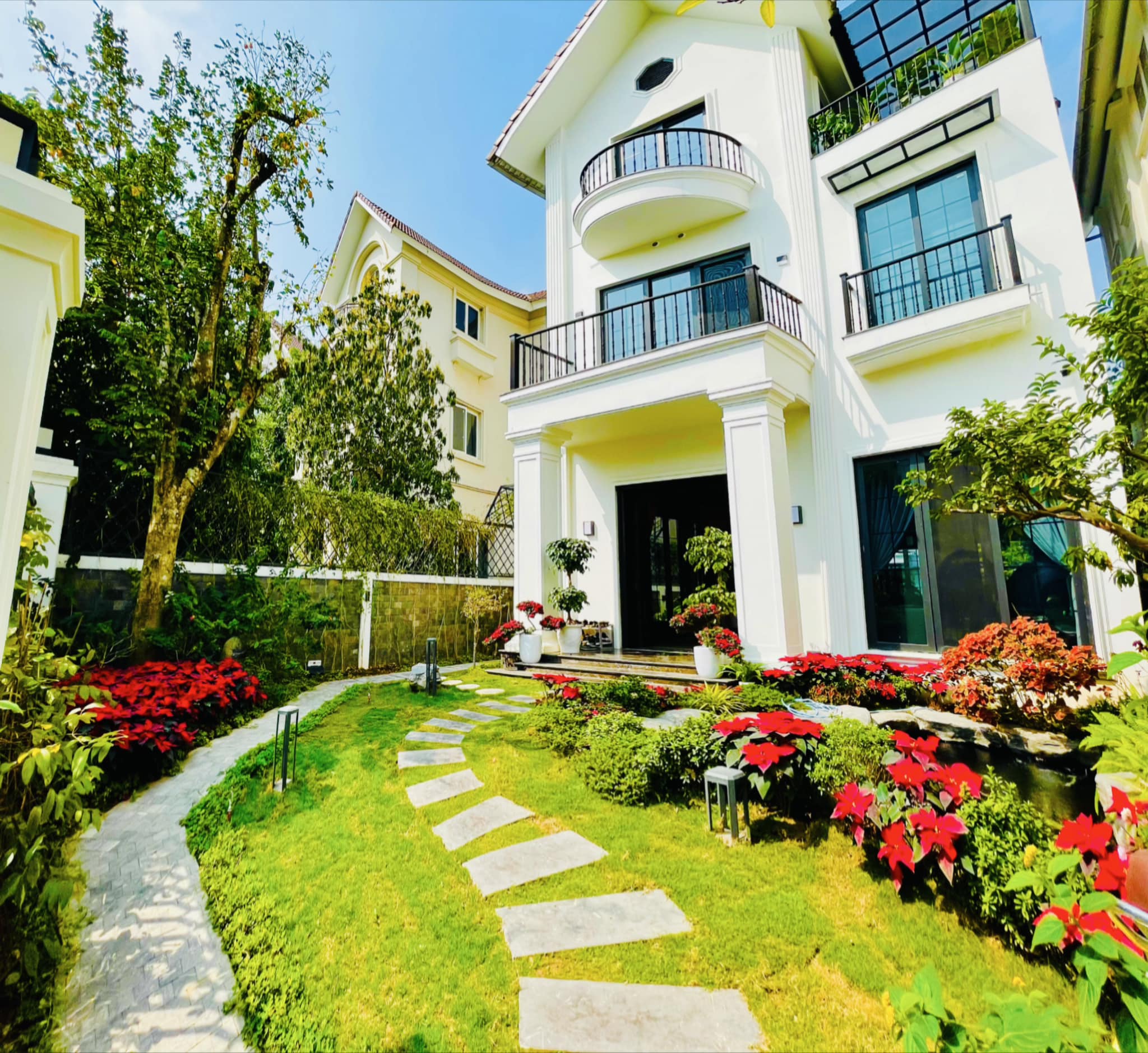 Biệt thự ven hồ của "đại gia kim cương" Lã Thanh Huyền
