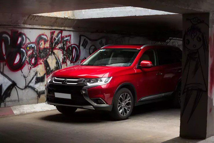 Outlander: Mẫu SUV dành cho những ai chấp nhận sống mà không được khen ngợi.