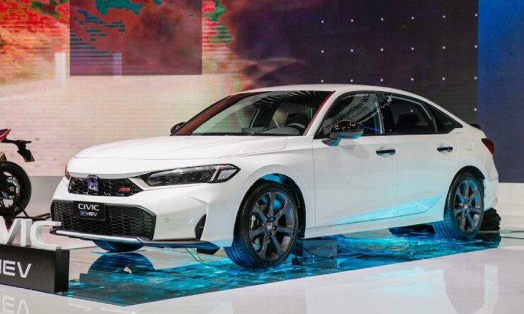 So găng Honda Civic e:HEV RS và Toyota Yaris Cross Hybrid ở tầm giá hơn 900 triệu đồng.