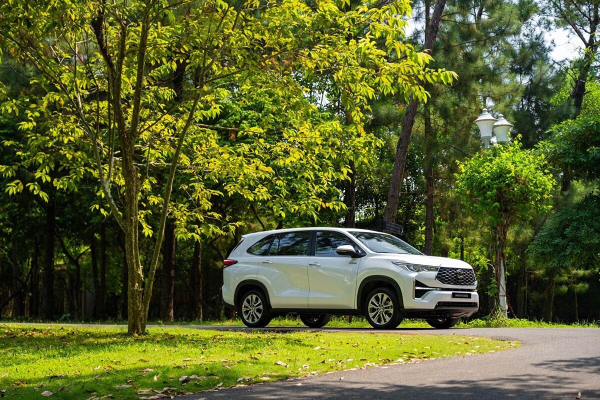 Toyota Innova vs Honda CR-V: Nên chọn MPV rộng rãi hay SUV công nghệ?
